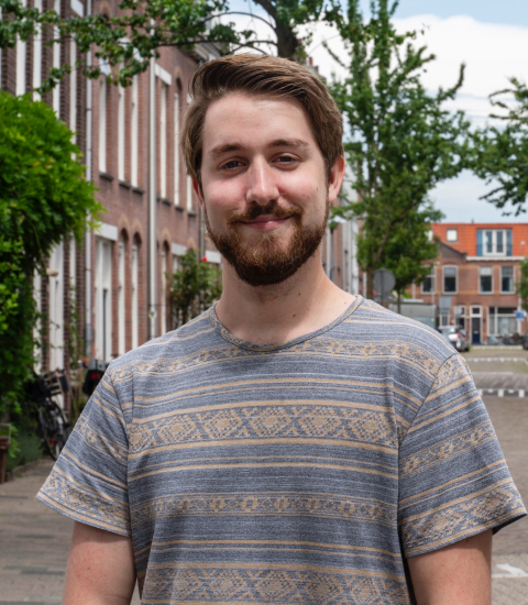 Jasper kijkt lachend in de camera