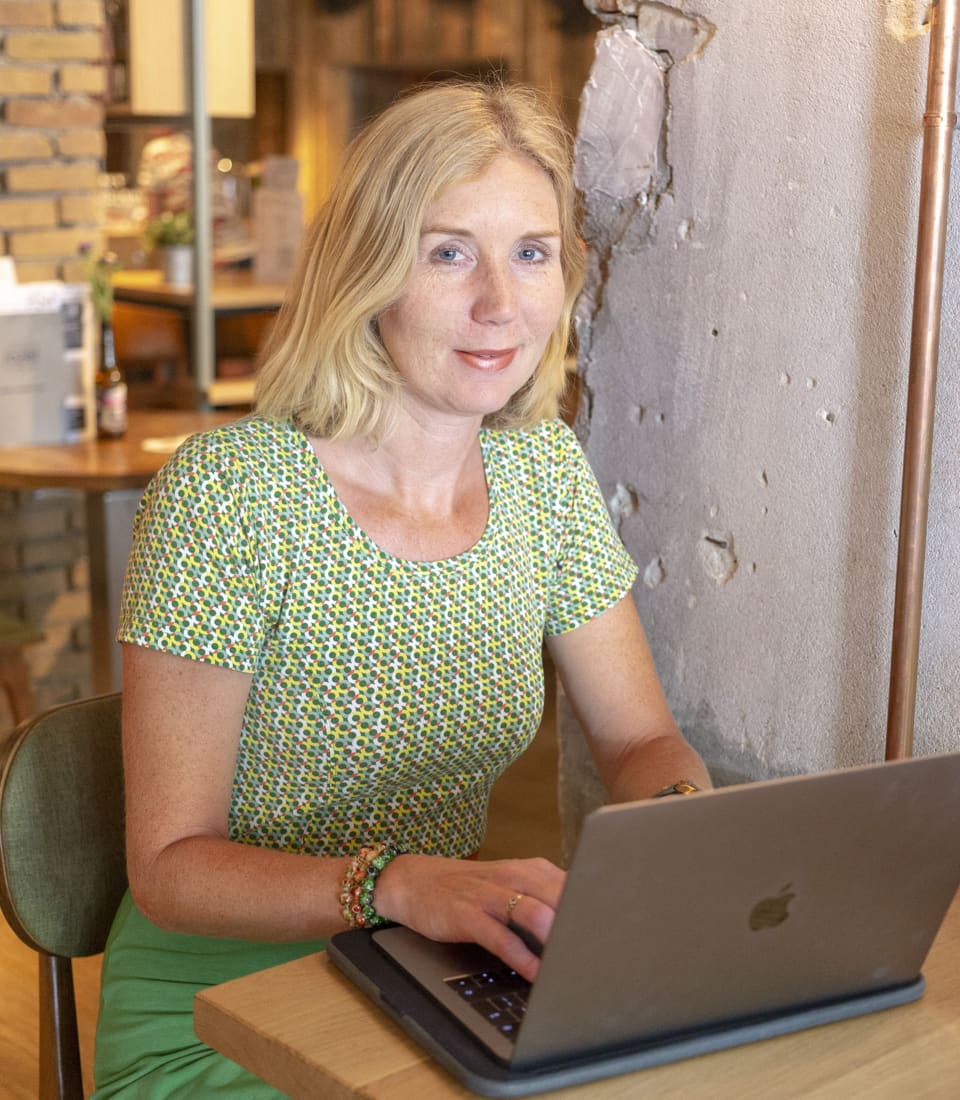 Annemarie kijkt in de camera