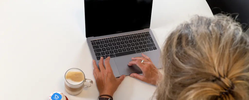 Margo achter haar laptop