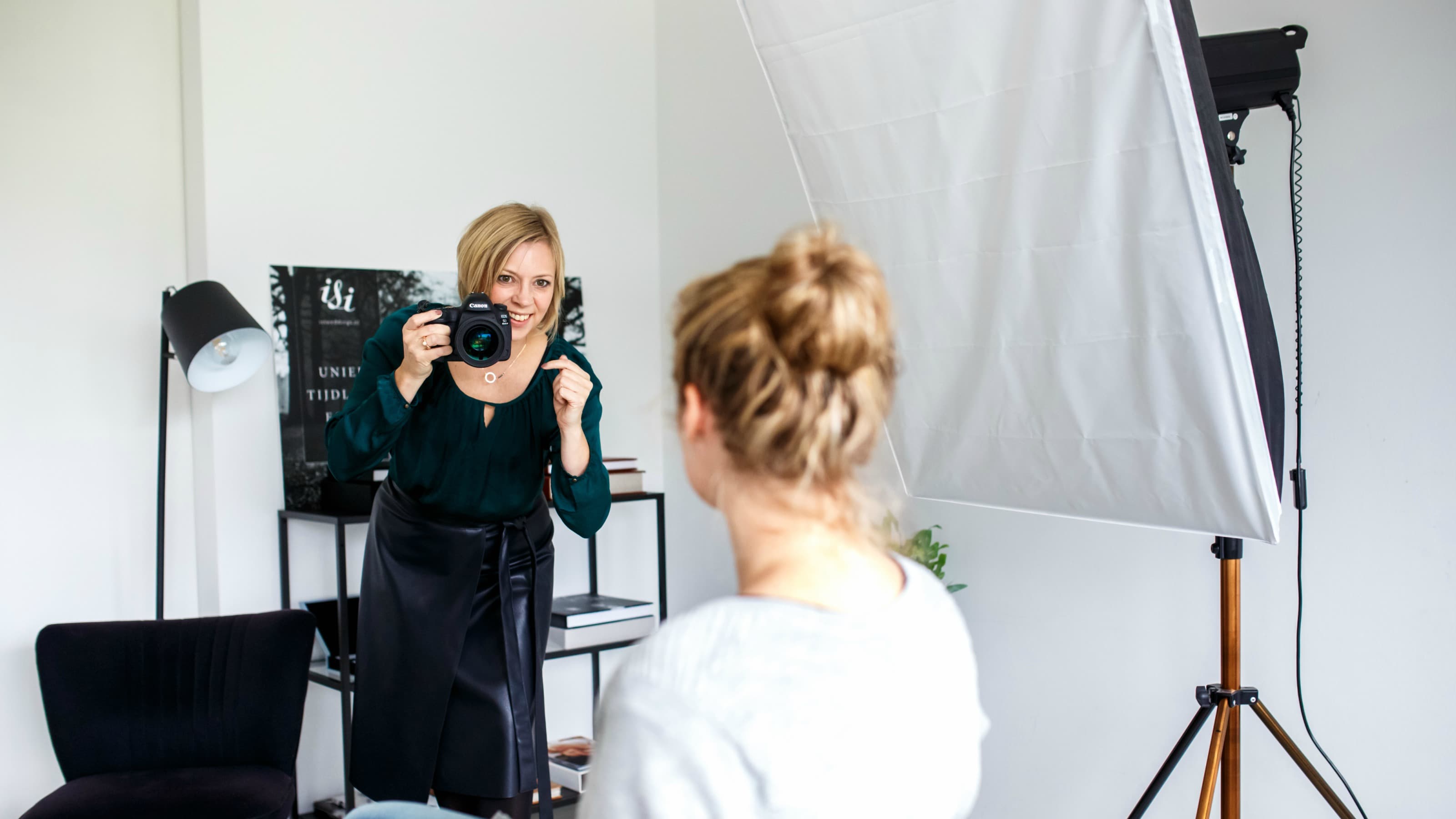 Fotograaf Indra geeft aanwijzigingen