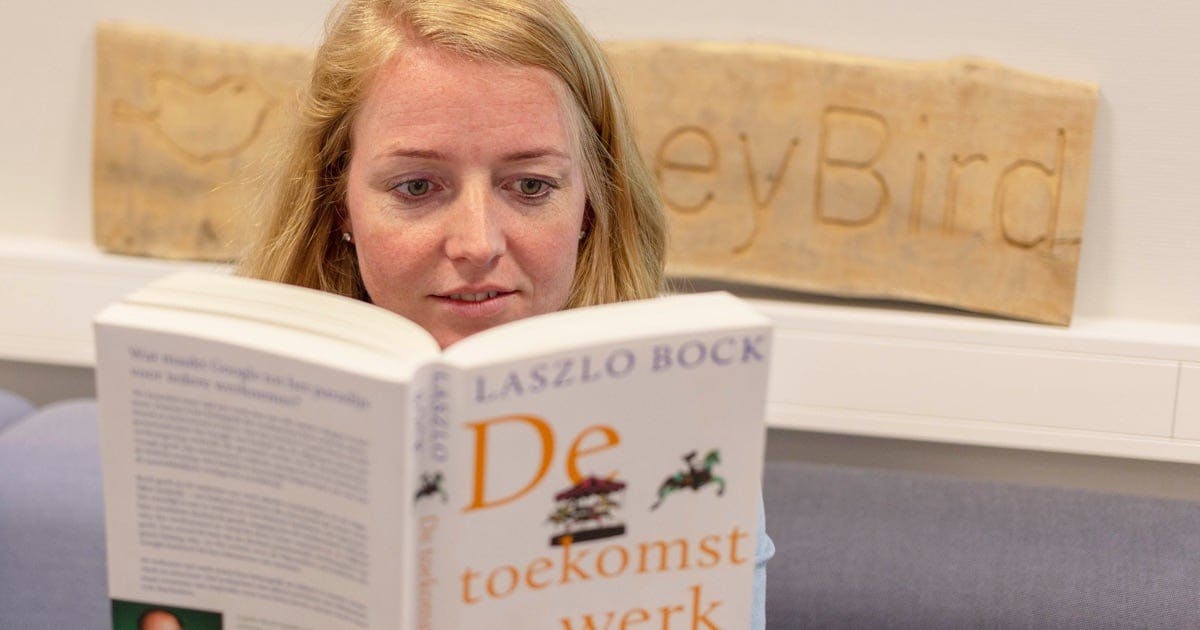 Jorieke leest een boek