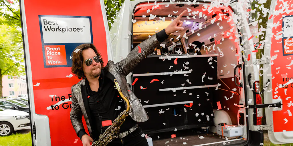 De saxofonist die speelt terwijl de confetti kanon wordt afgeschoten