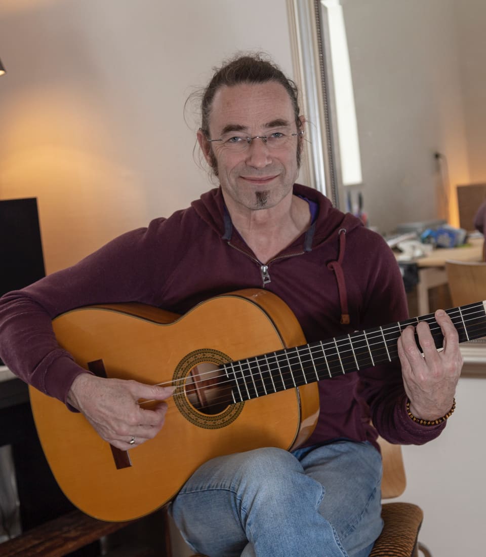 Cees speelt gitaar