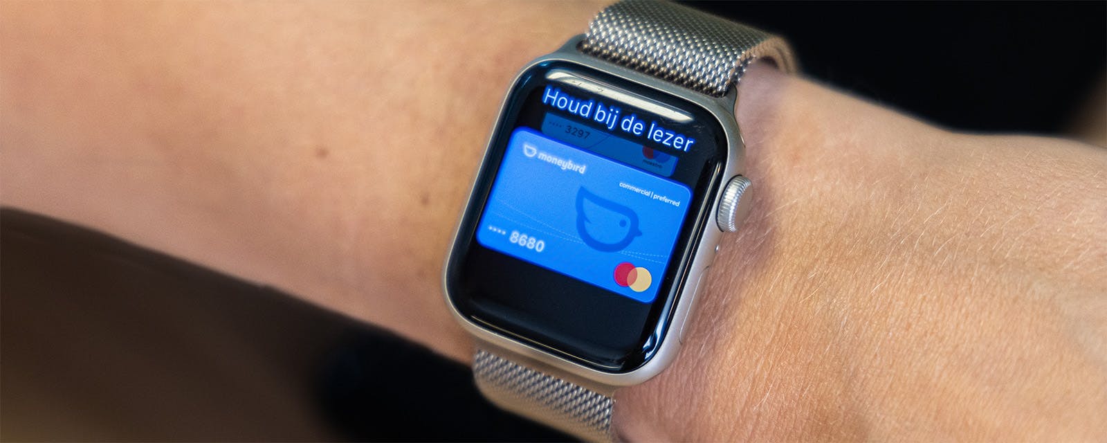 Apple watch aan arm met Moneybird betaalpas