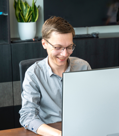 Chiel werkt achter de computer