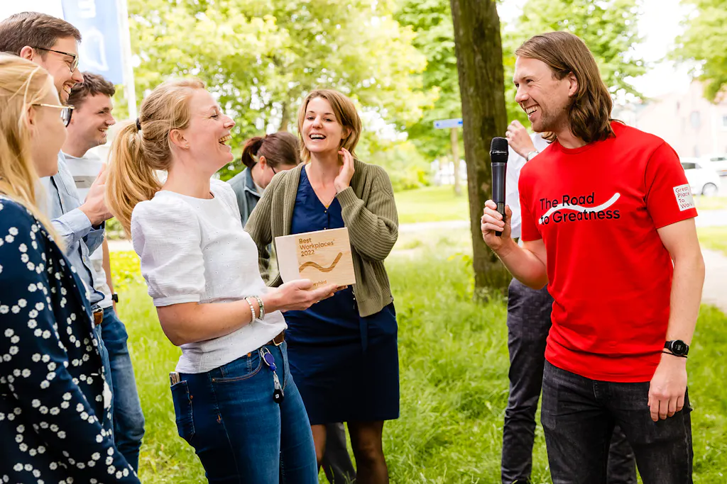 Jorieke neemt de prijs in ontvangst