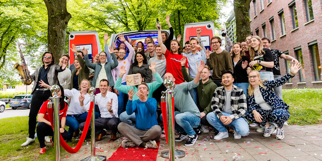 Het Moneybird team op de foto met de Great Place to Work Award