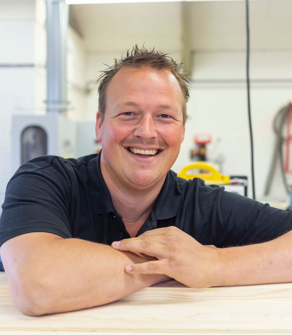 Karst kijkt lachend in de camera