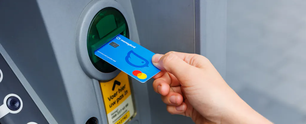 Betaalpas bij pinautomaat