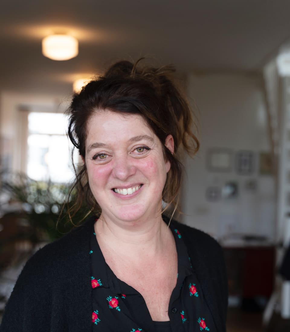 Manon kijkt lachend in de camera