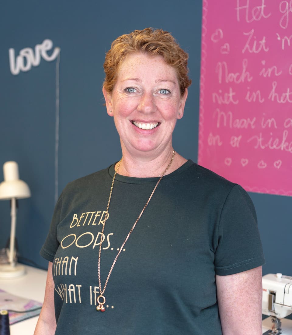 Marielle kijkt lachend in de camera