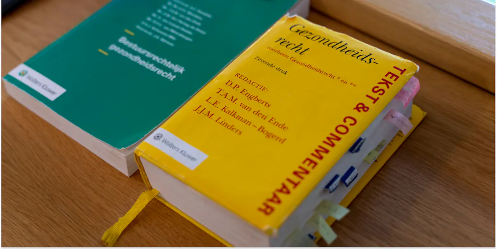 De dikke boeken met juridisch naslagwerk van ondernemer David Renkema.