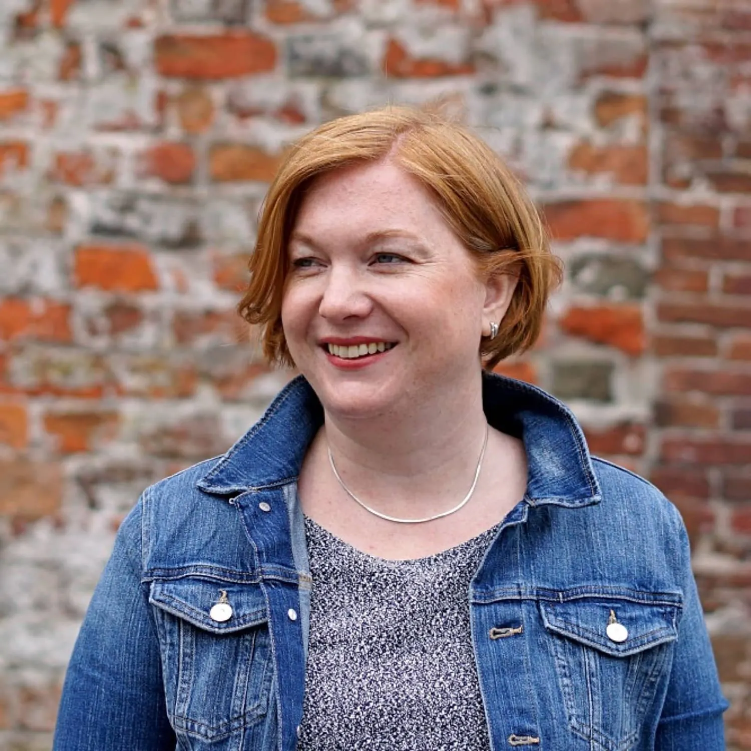 Adviseur Suzan lacht langs de camera