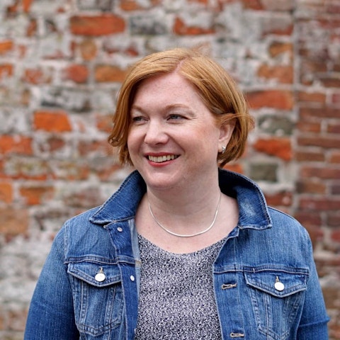 Adviseur Suzan lacht langs de camera