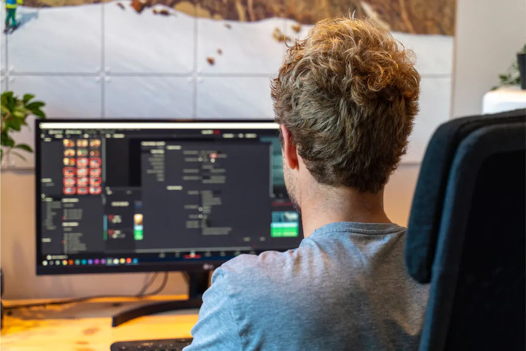 Sjoerd is aan het werk op zijn computer