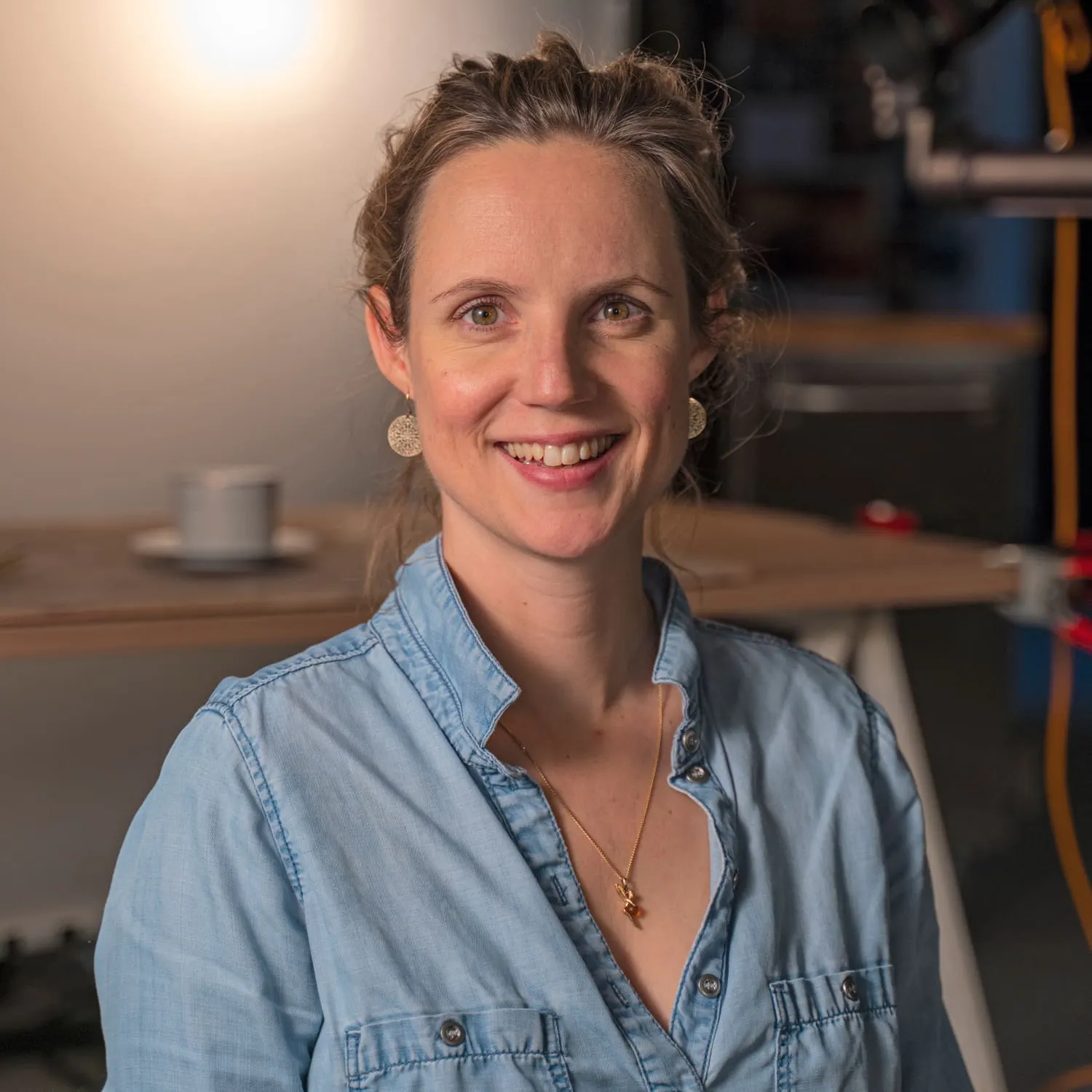 Jolien kijkt lachend in de camera
