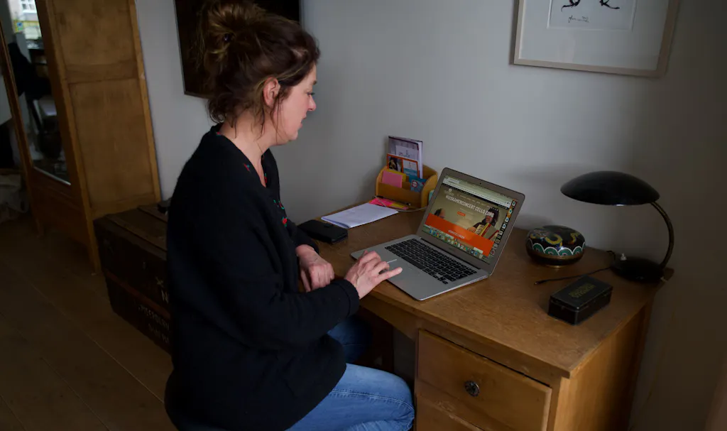 Manon achter de laptop