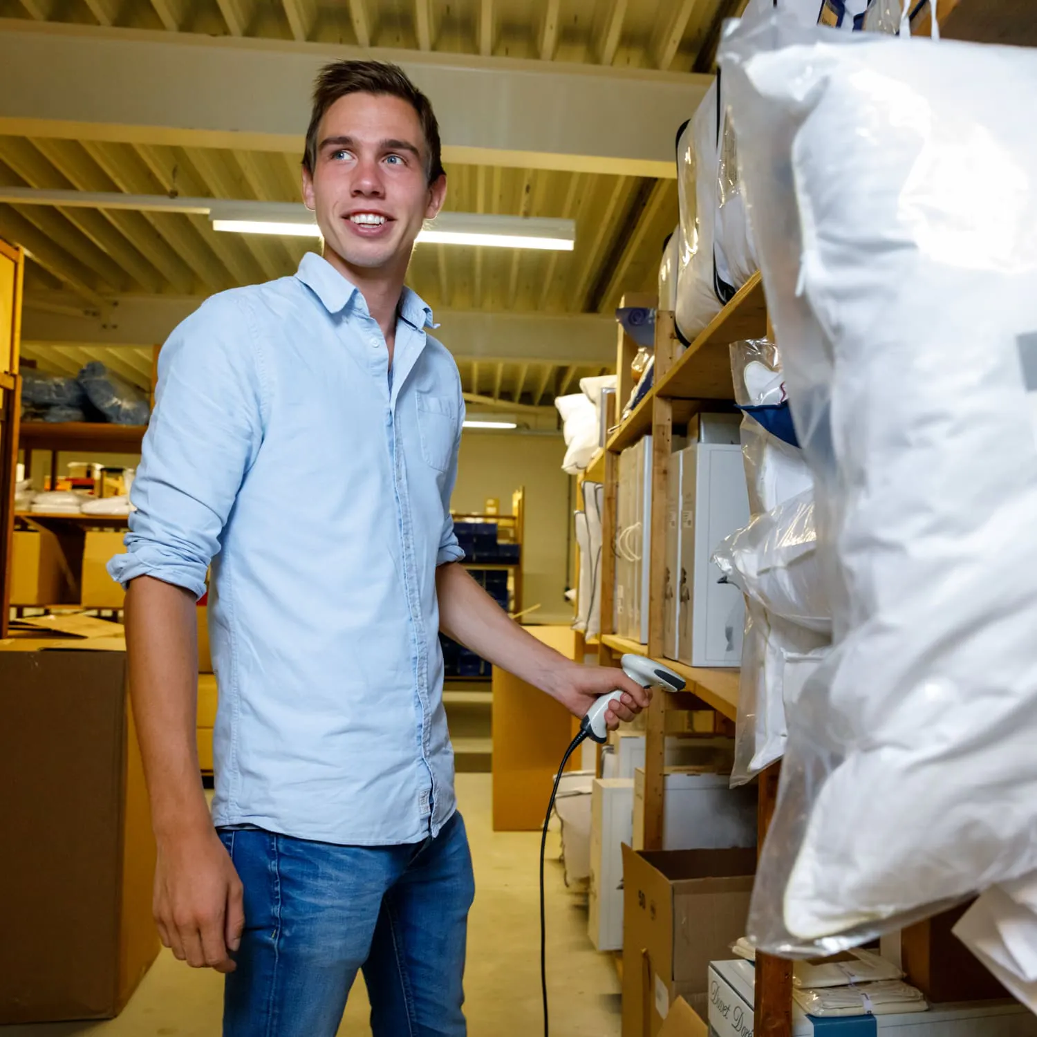 Koen scant lachend de prijzen van zijn artikelen