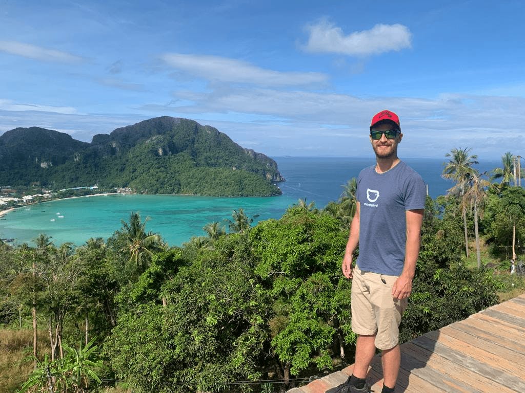 Boyke staat in Thailand voor een mooi uitzicht in zijn Moneybird shirt