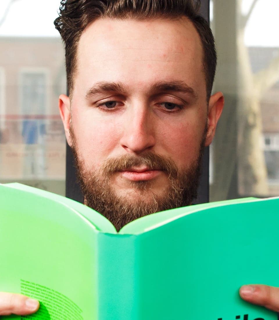 Rens leest in een boek