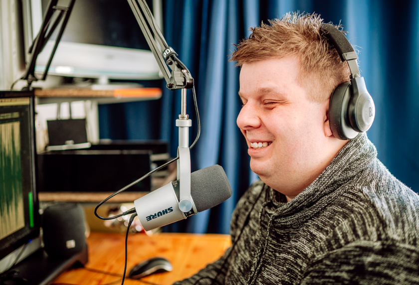 Ferry praat in de microfoon