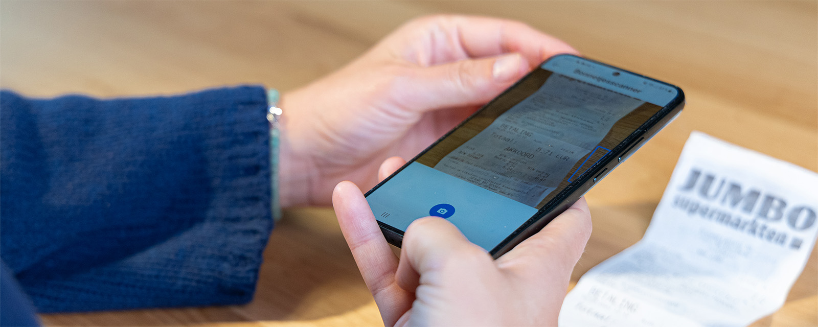Hand die bonnetje aan het inscannen is met Moneybird app