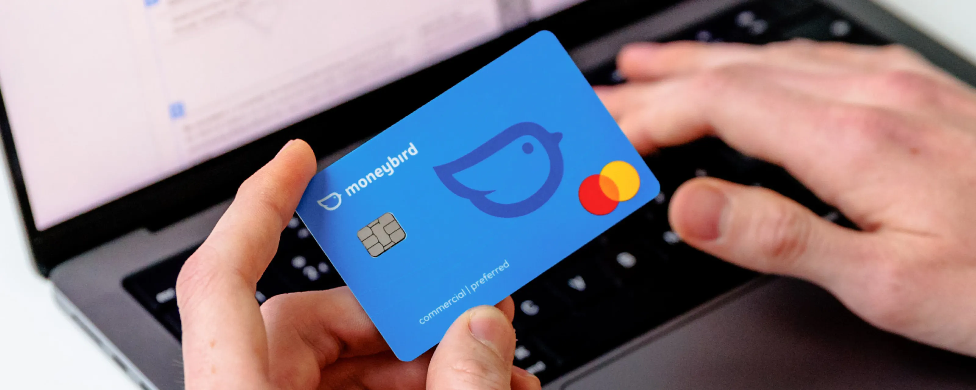 betaalpas bij laptop met handen