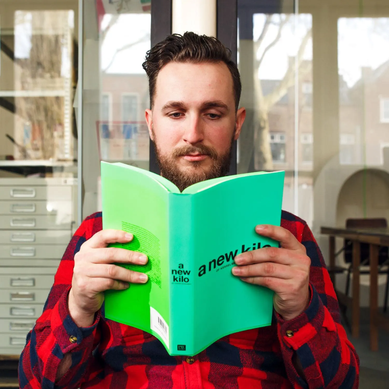 Rens leest een boek