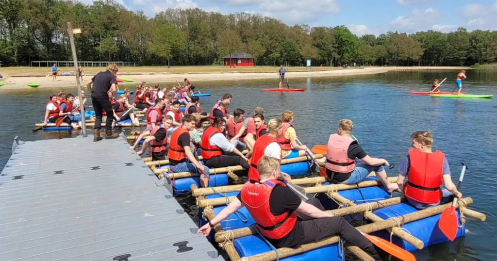 Wedstrijdje varen op een zelfgebouwd vlot tijdens een teamuitje