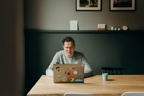 Jankees weer aan het werk aan tafel