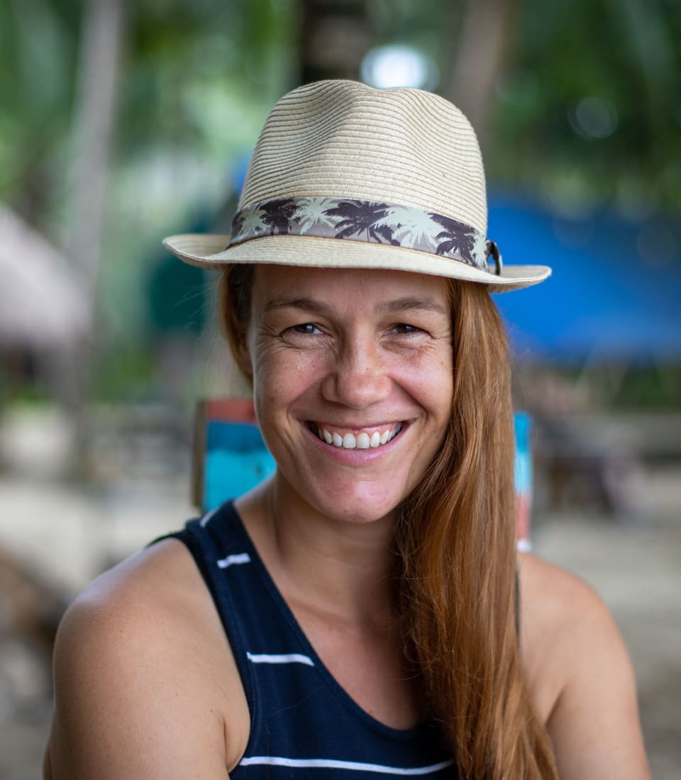 Diana kijkt lachend in de camera