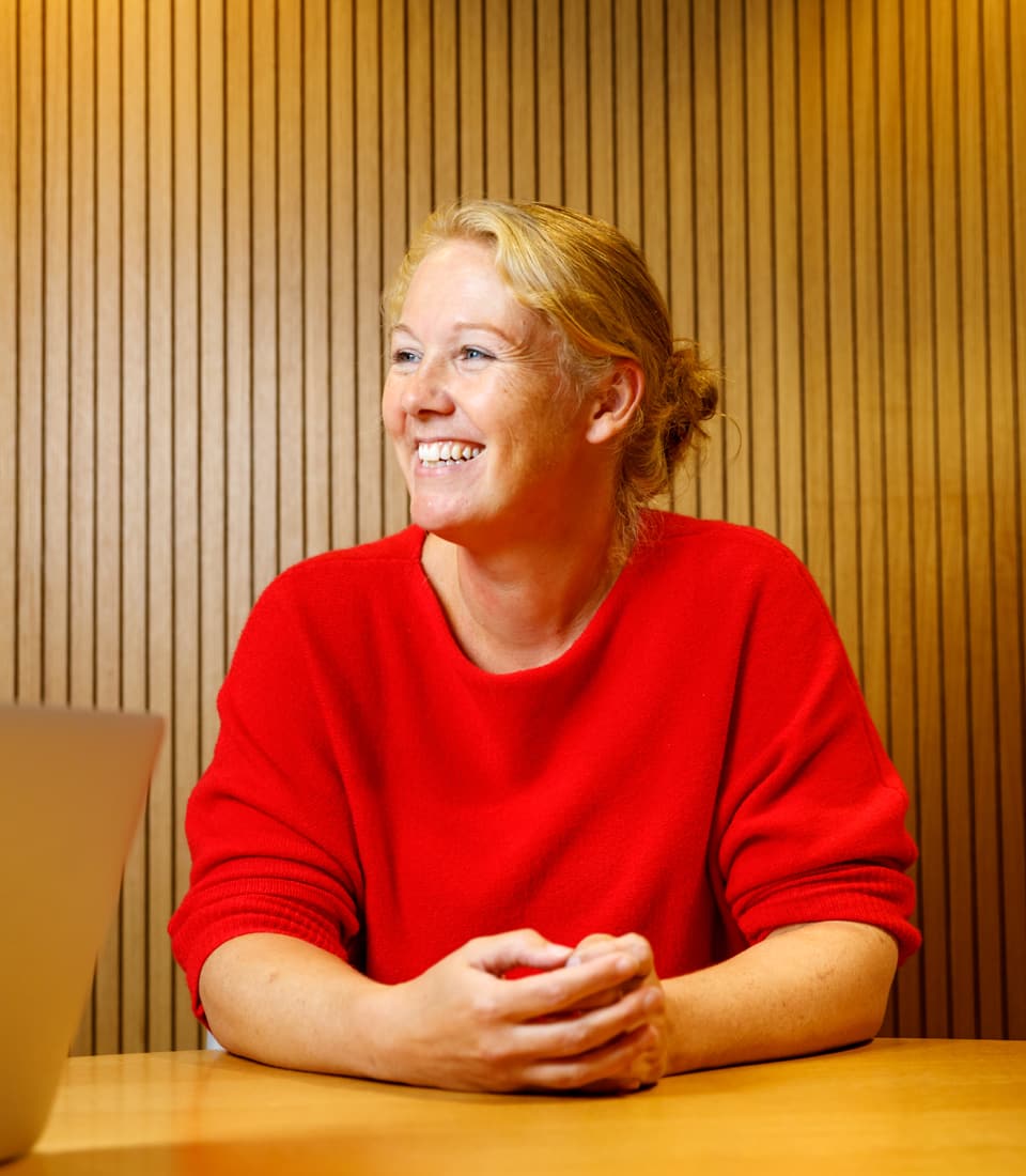 Marieke kijkt lachend opzij