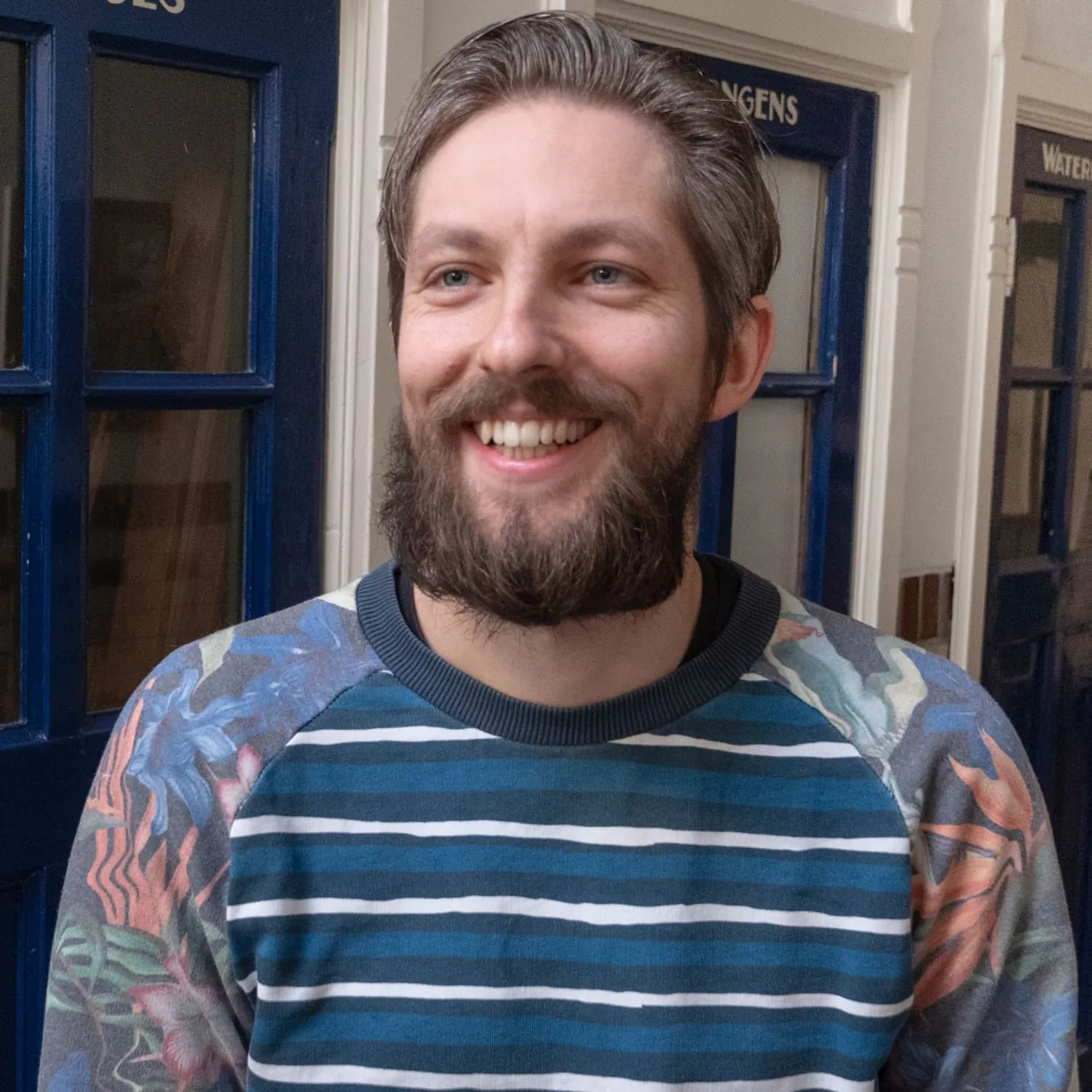 Lieven kijkt lachend langs de camera