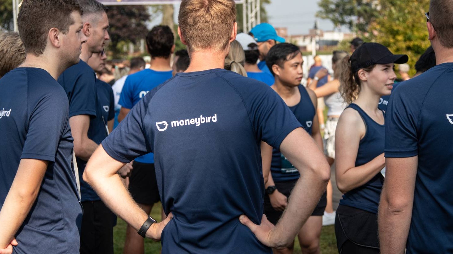 Collega's staan klaar voor de start van de Singelloop in nieuwe Moneybirdshirts