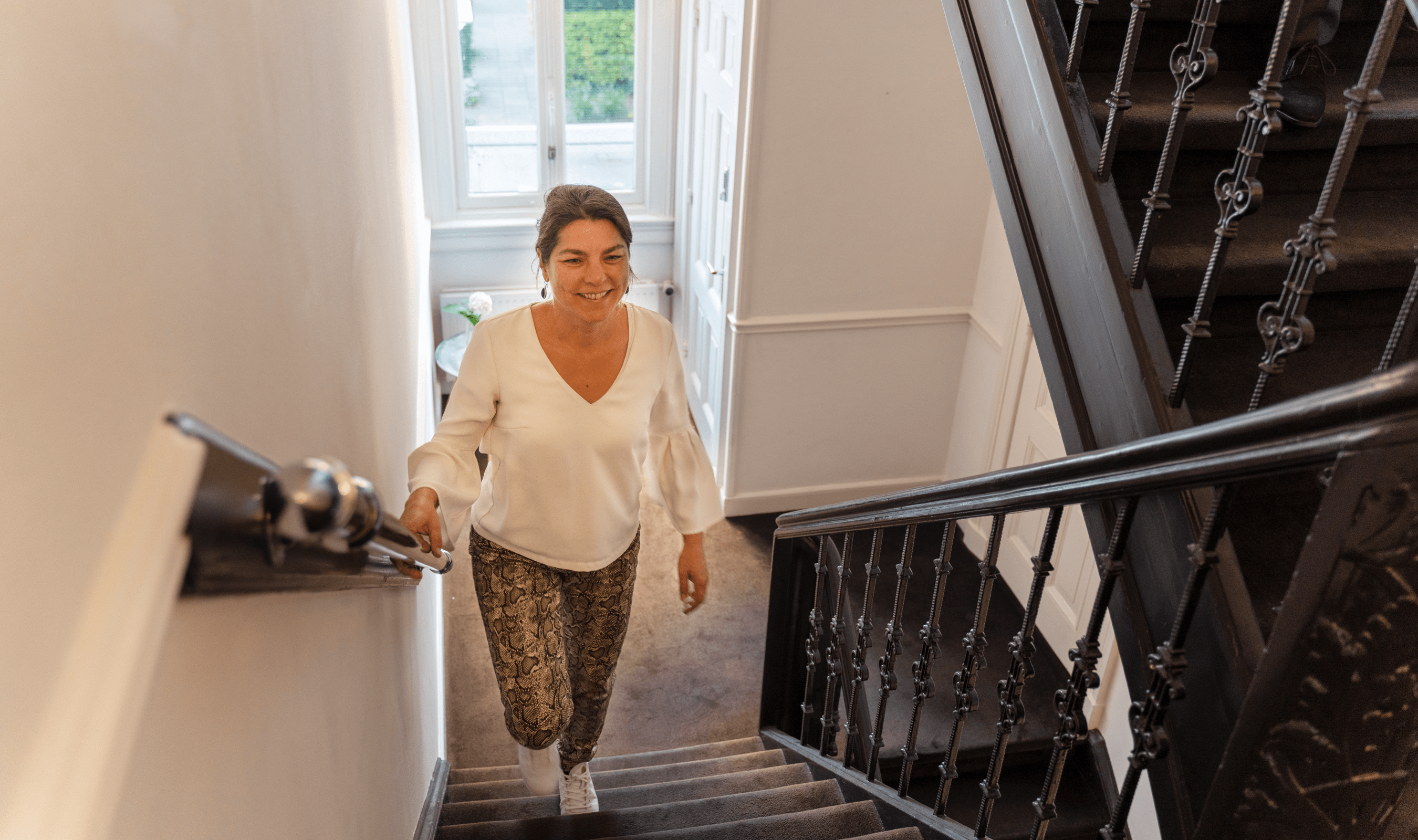 Marieke loopt de trap op