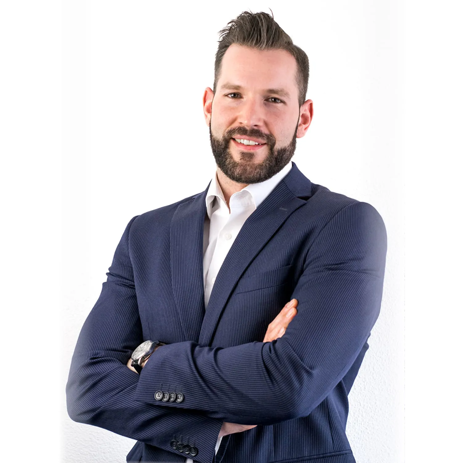 Adviseur Stefan staat met zijn armen over elkaar
