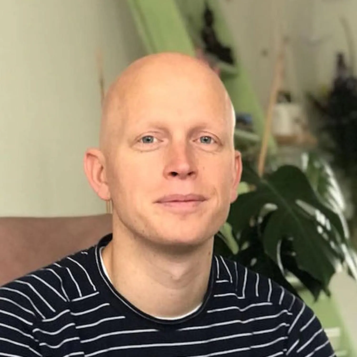 Adviseur Mathijs kijkt in de camera