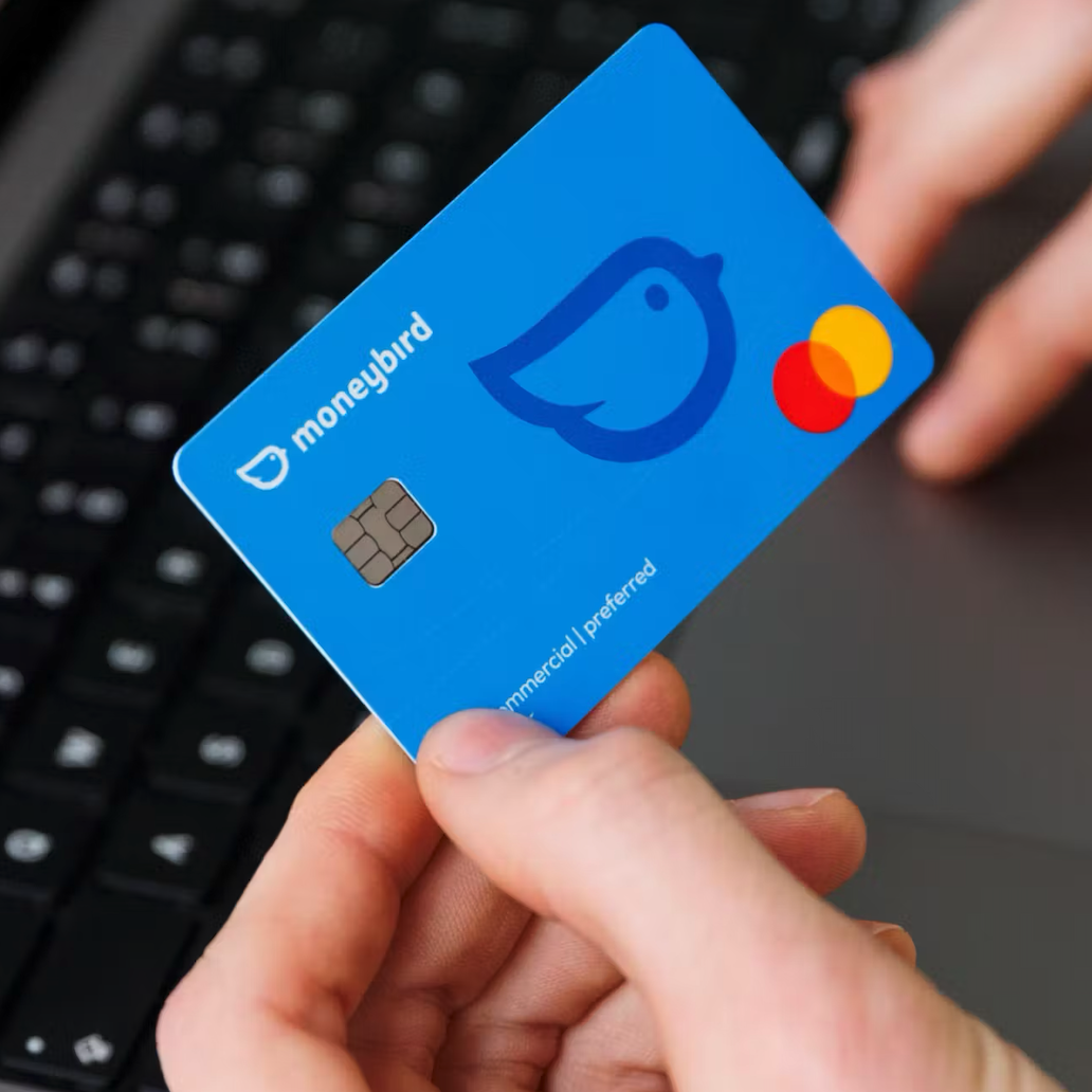 Moneybird betaalpas wordt gebruikt bij de laptop