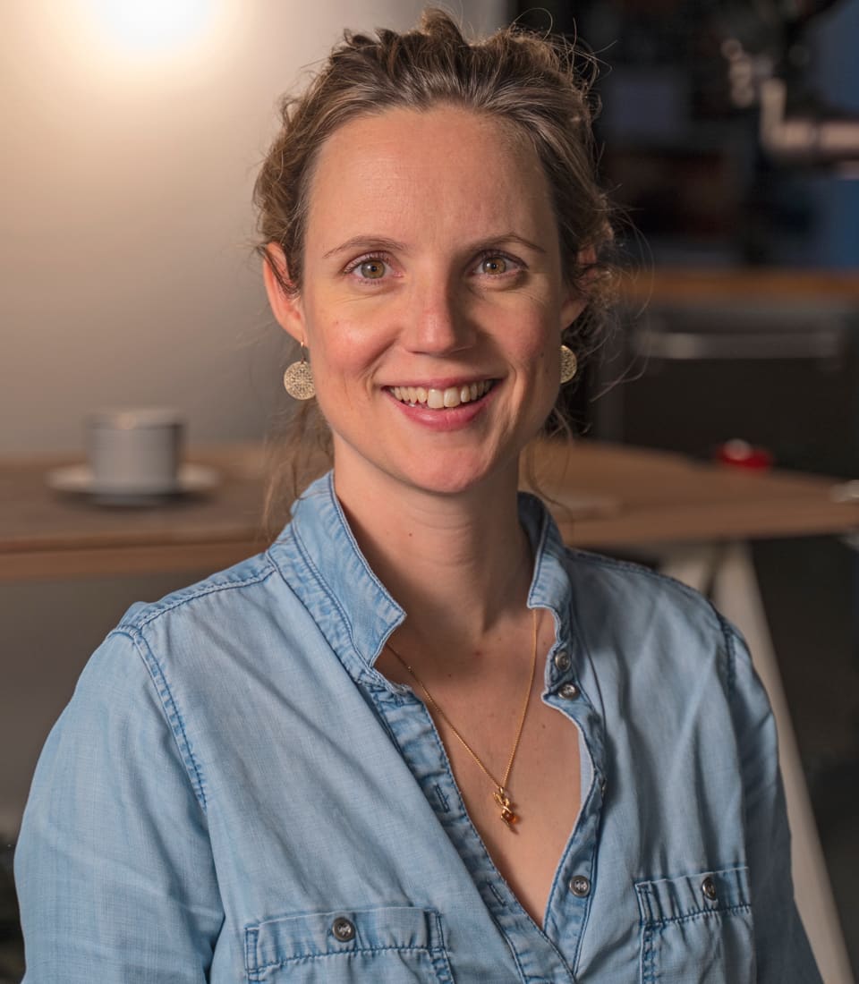 Jolien kijkt lachend in de camera