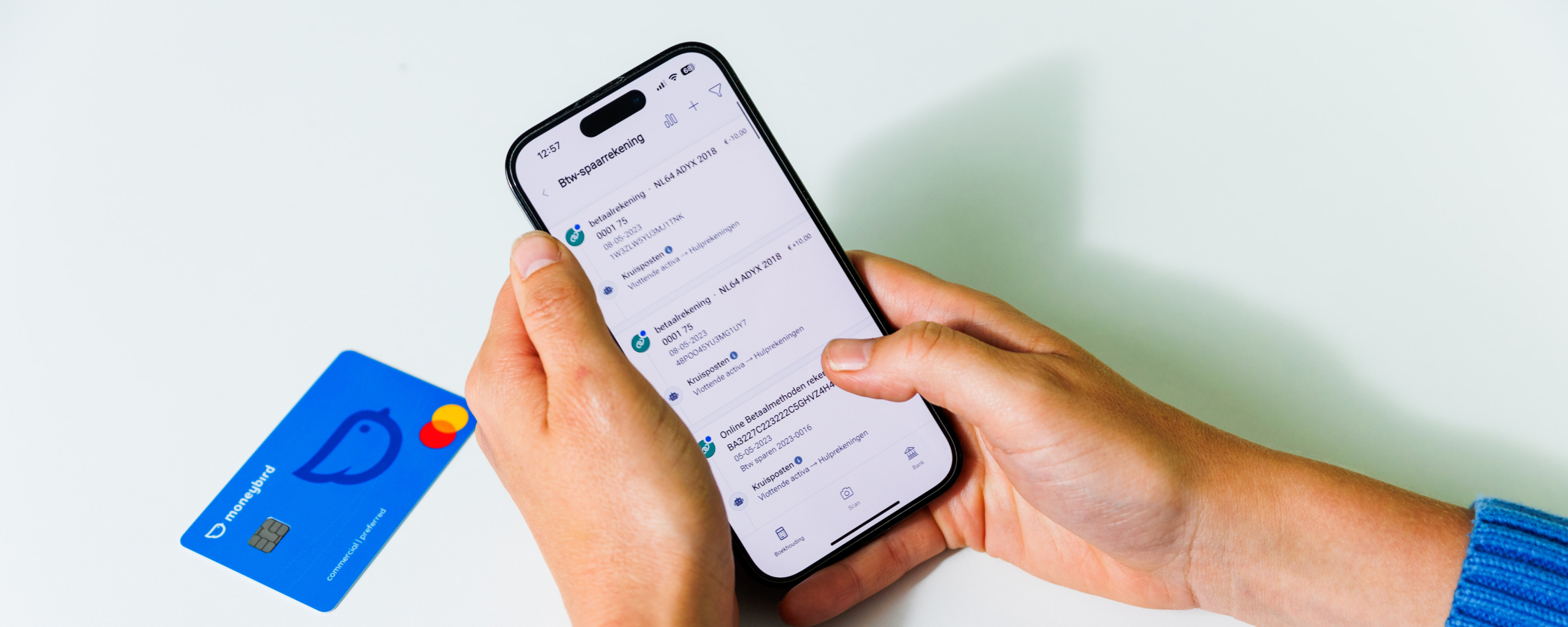 Mobiele telefoon met betaalpas en handen en mobiele app