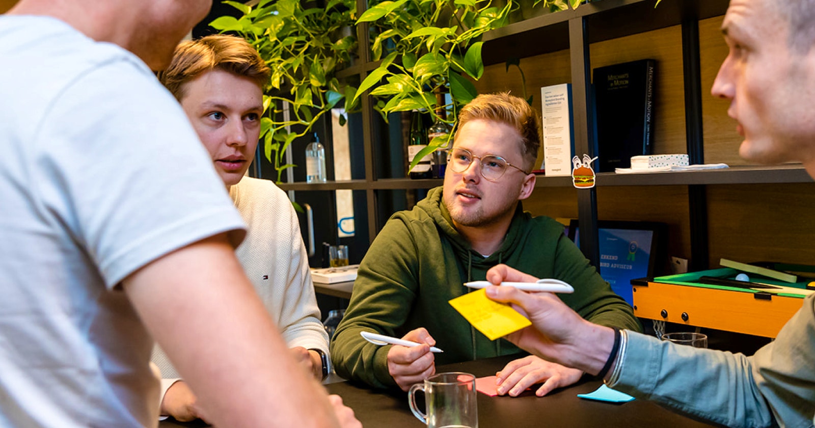 Jeroen, Sven en Tim aan het brainstormen in de kantine