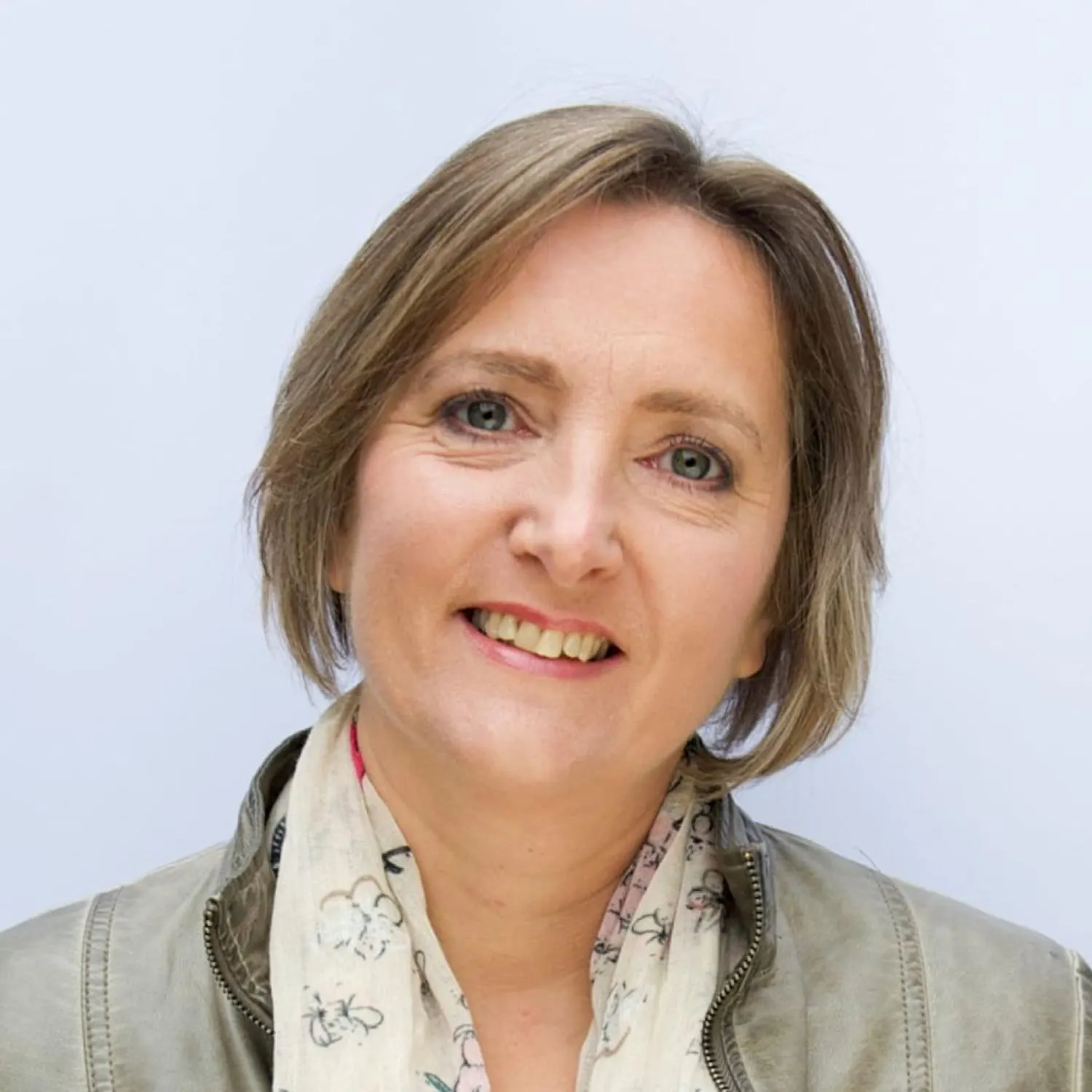 Annetje kijkt lachend in de camera