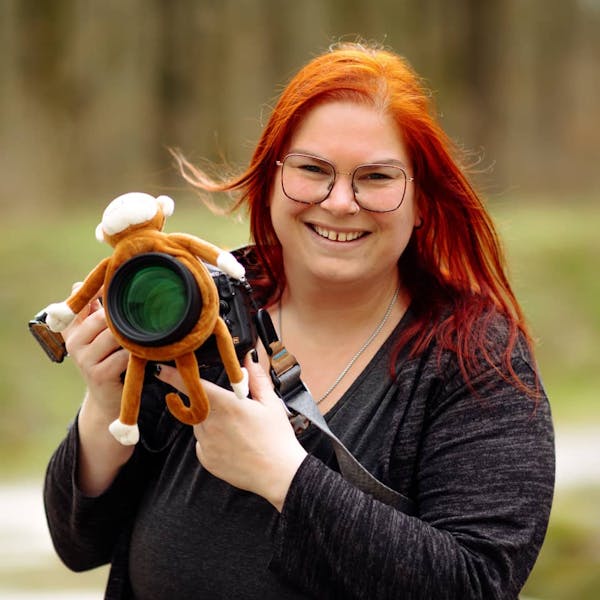 Nathalie kijkt lachend in de camera