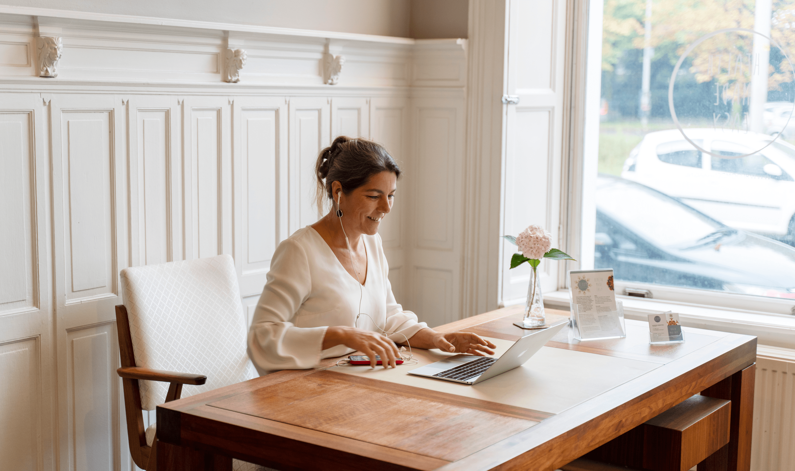 Marieke werkt op haar laptop