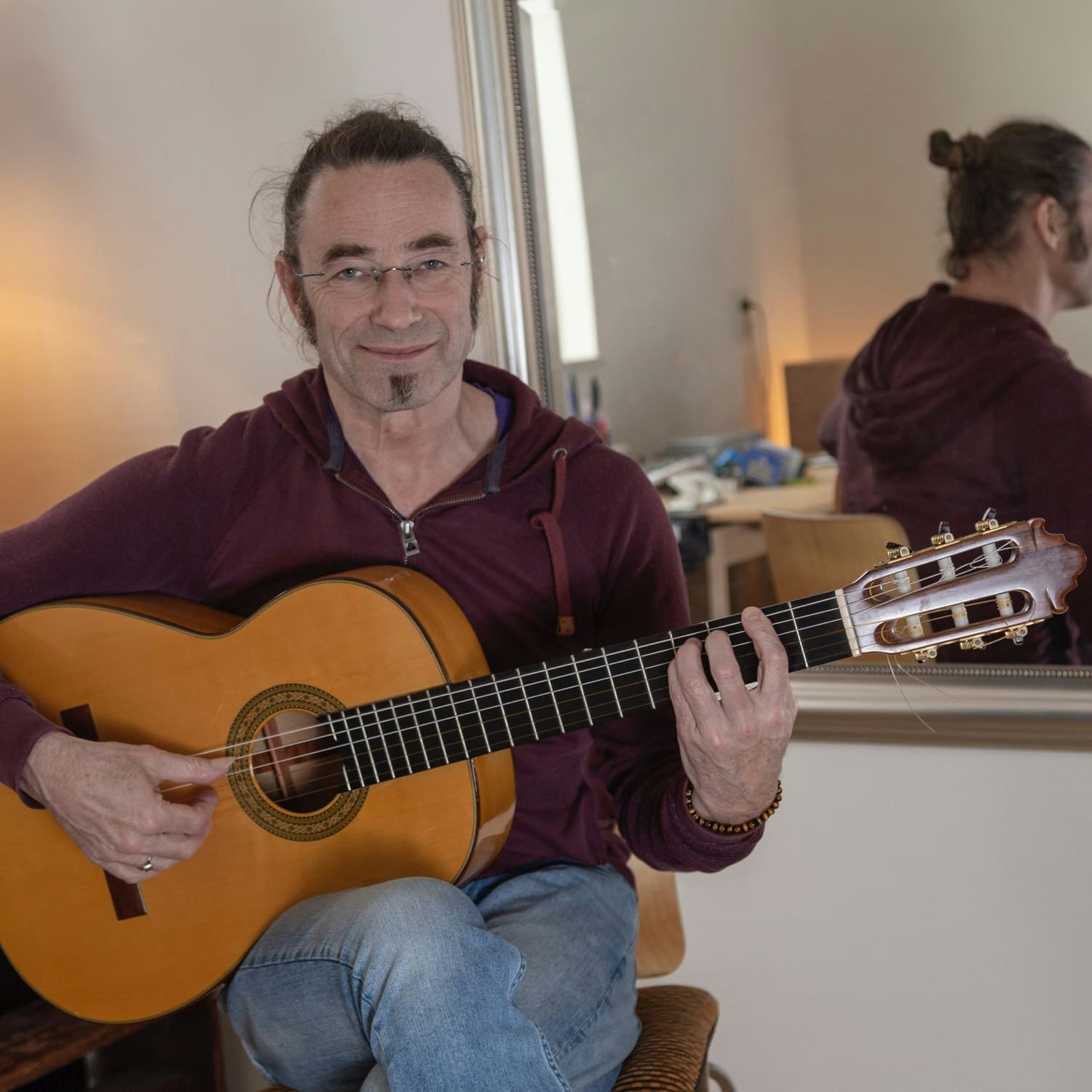 Cees speelt gitaar