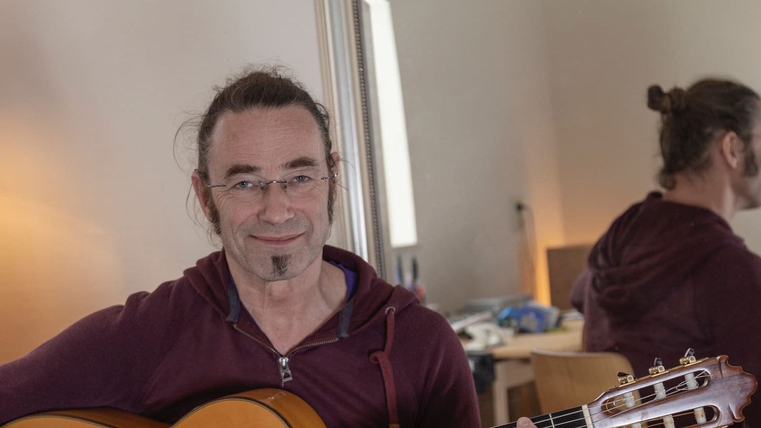 Cees speelt gitaar