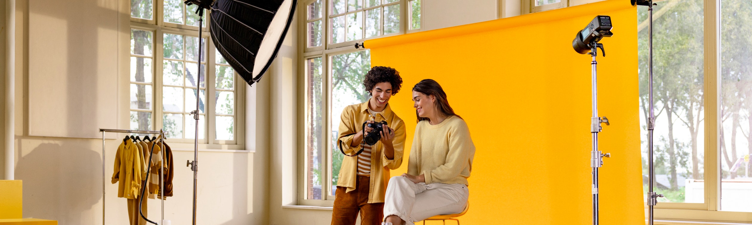 Fotograaf laat een foto zien aan het model