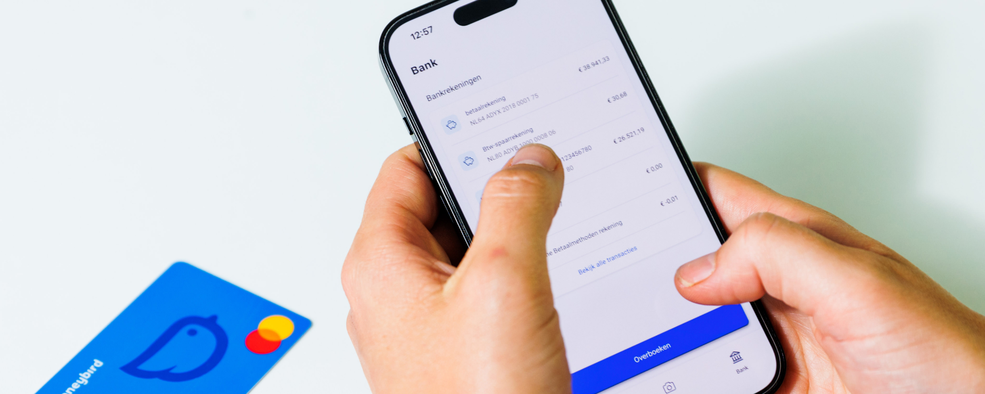 Mobiele telefoon met betaalpas en handen en mobiele app