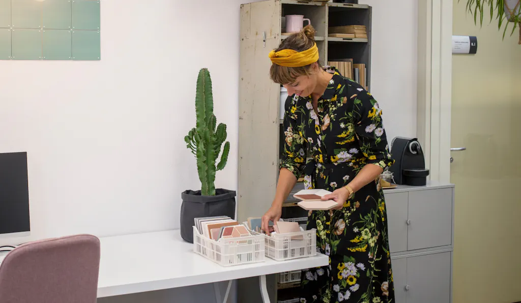Jenny zoekt de juiste spullen bij elkaar