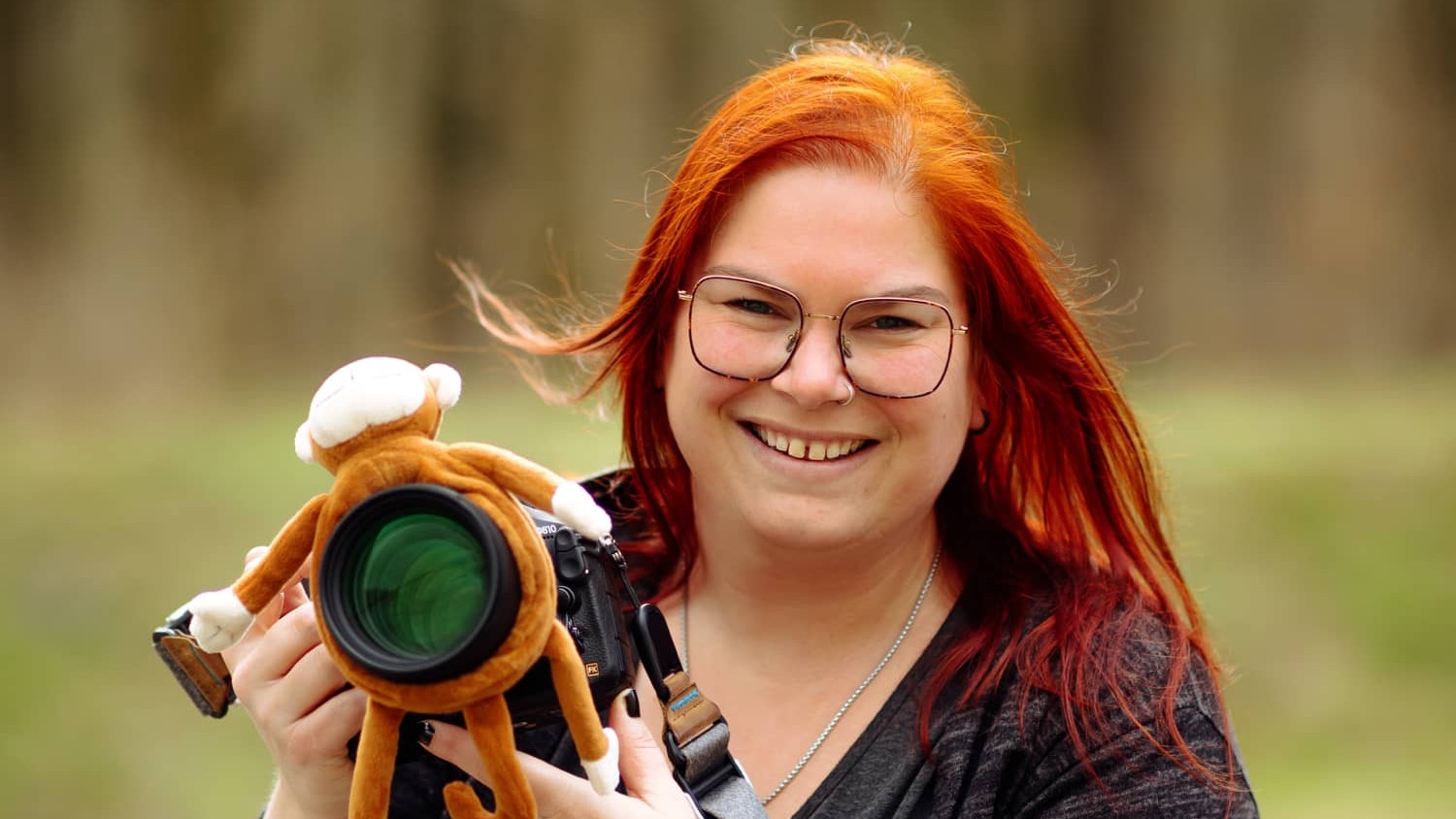 Nathalie kijkt lachend in de camera